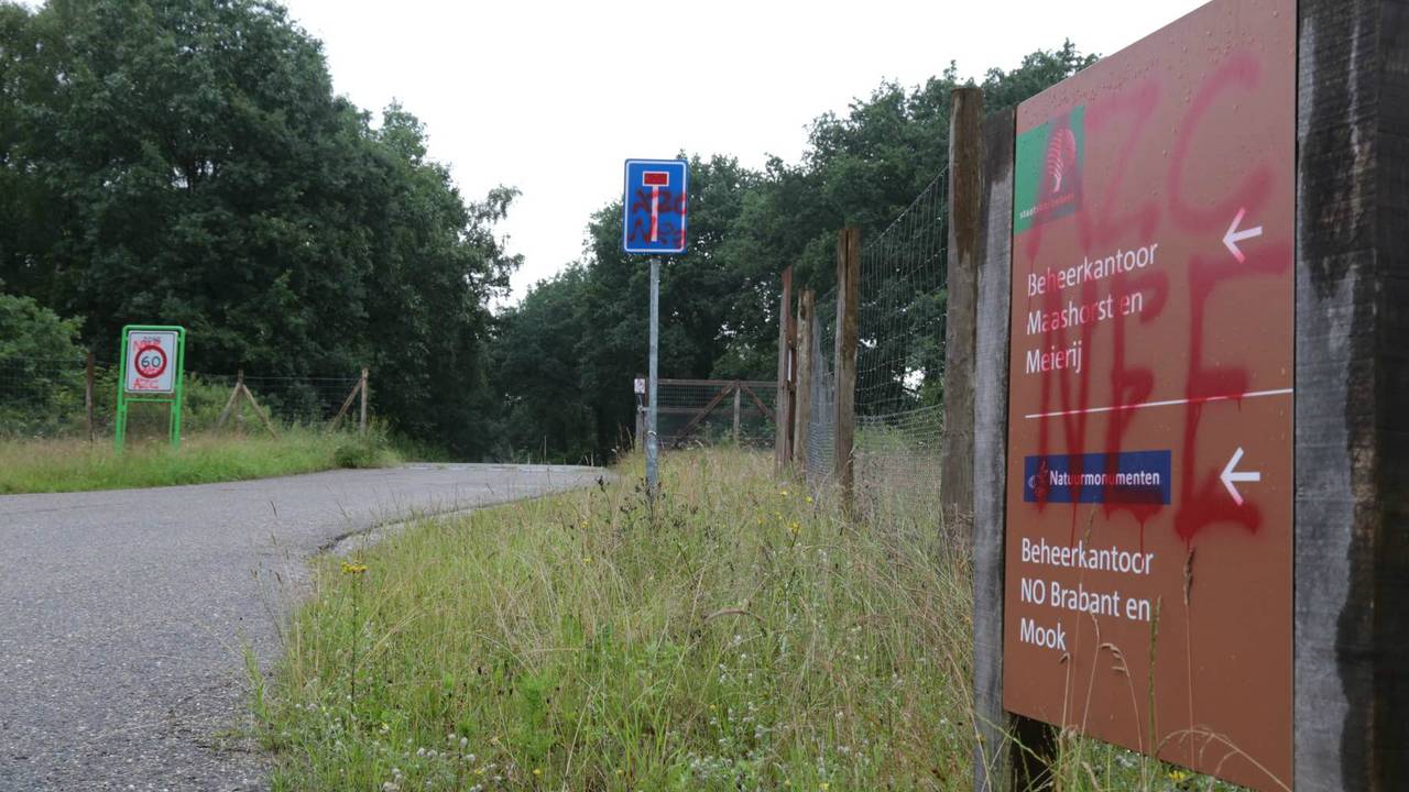 De bekladde borden (foto: Maickel Keijzers/Hendriks multimedia).