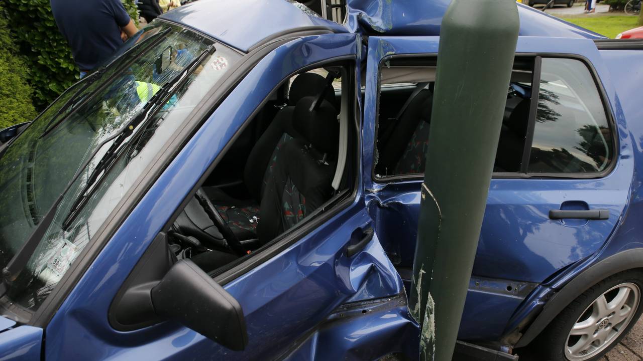 Via de bijrijdersstoel werd de vrouw uit de auto gehaald (Foto: Marcel van Dorst/SQ Vision)