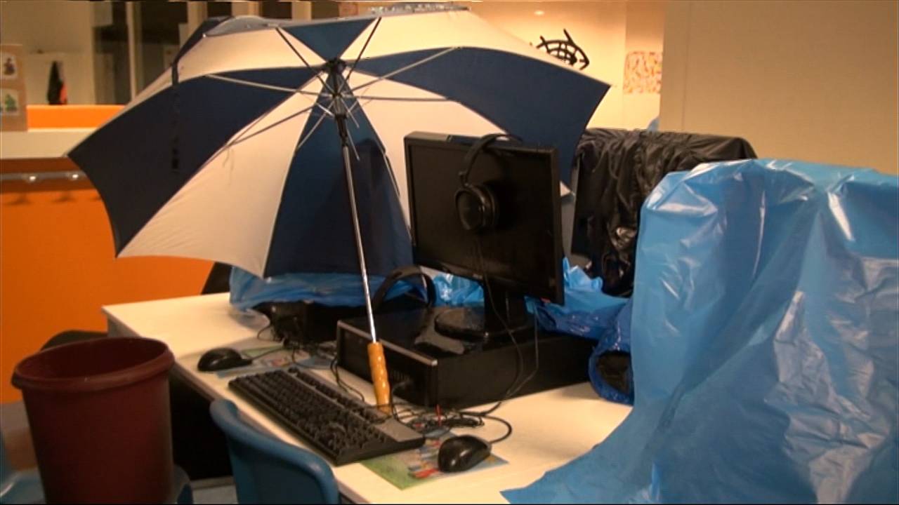 Alles nat in gloednieuw gebouw.