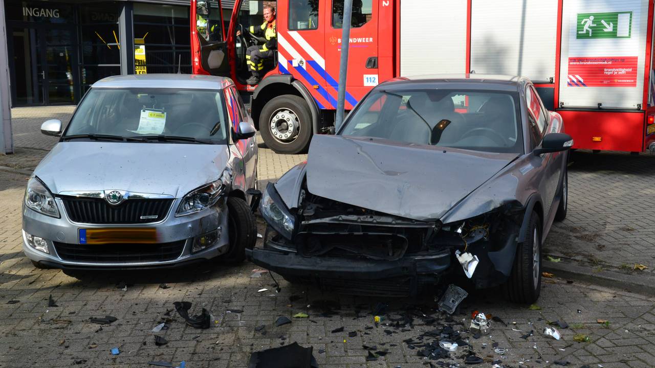 Scheurneus ramt auto's en vlucht. (foto: Rob de Haas/Mainstay Media Breda)
