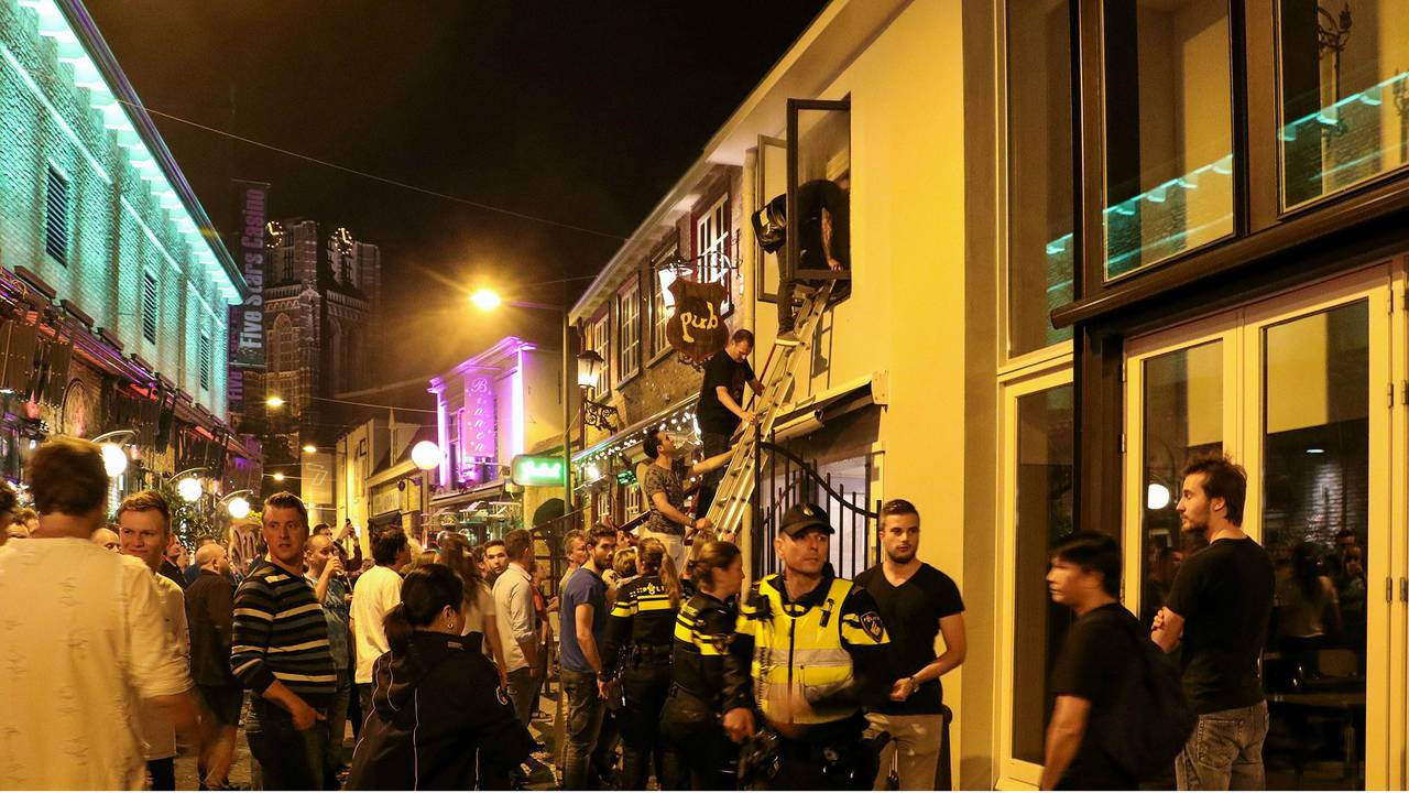 Veel publiek in de Klappeijstraat. (Foto: Mathijs Bertens/Stuve Fotografie)