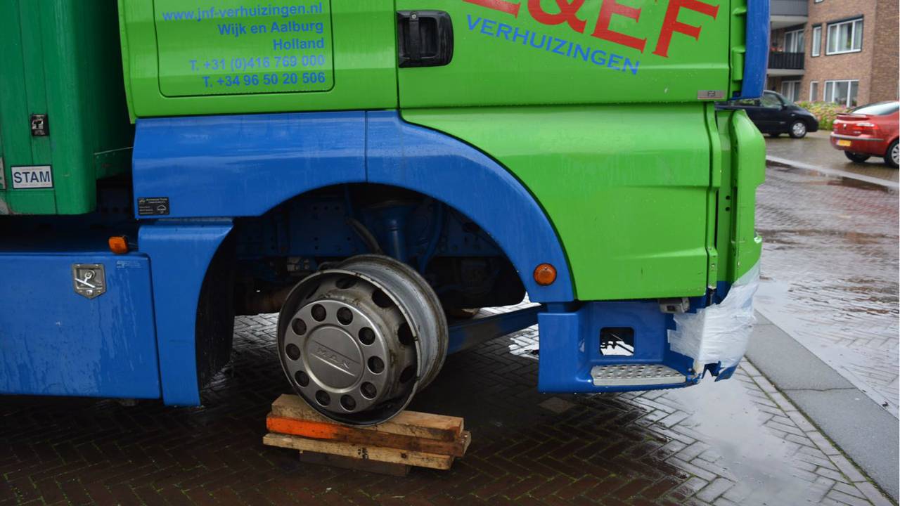 De vrachtwagen werd op blokken gezet. (Foto: Jelle Swets/FPMB)