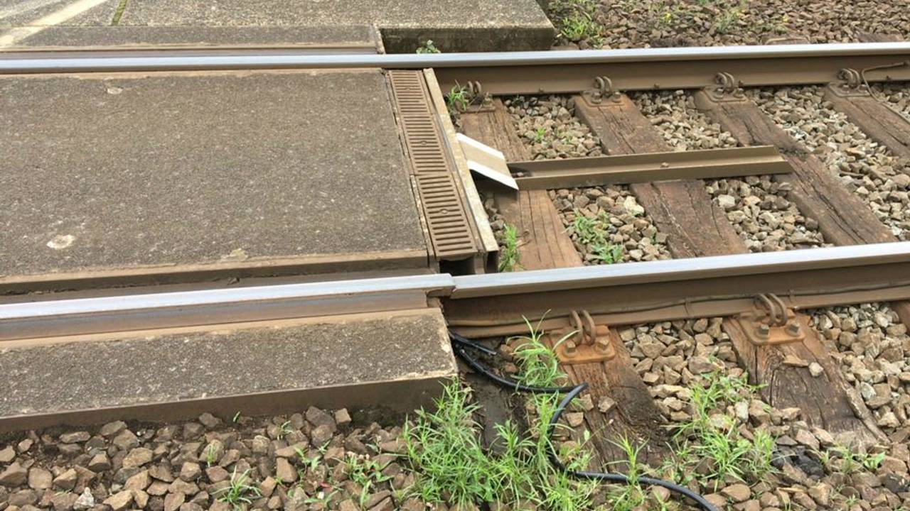 De rails bij de spoorwegovergang is gebroken. (Foto: SQ Vision Mediaprodukties)