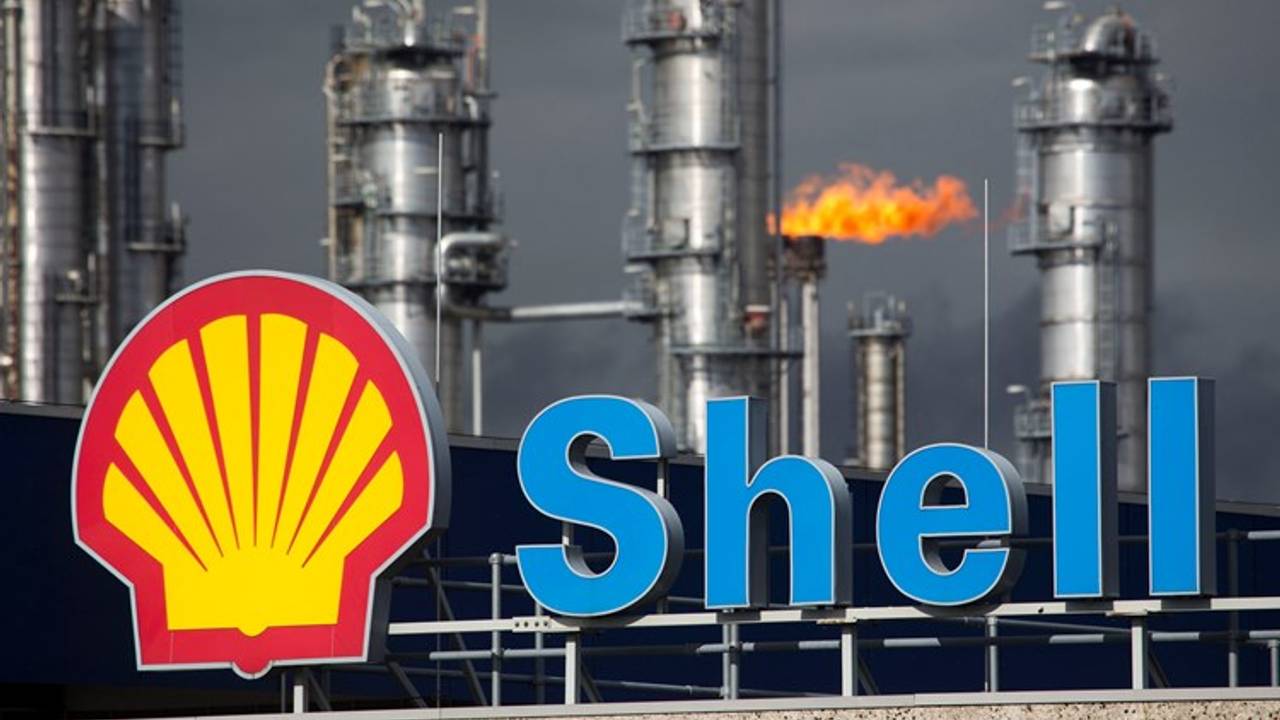 Medewerkers Shell Moerdijk leggen het werk neer.