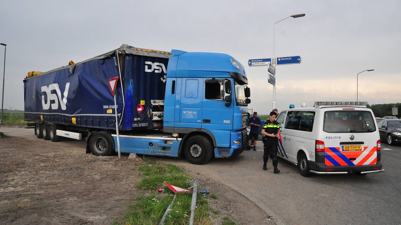Politie rijdt vrachtwagen klem (Foto FPMB / Marvin Doreleijers)