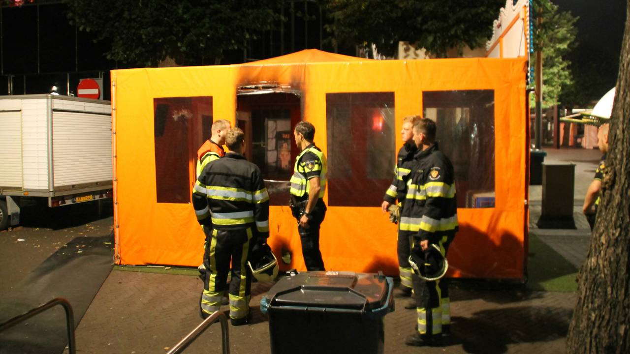 De brandweer had het vuur snel onder controle. (Foto: Marco van den Broek)
