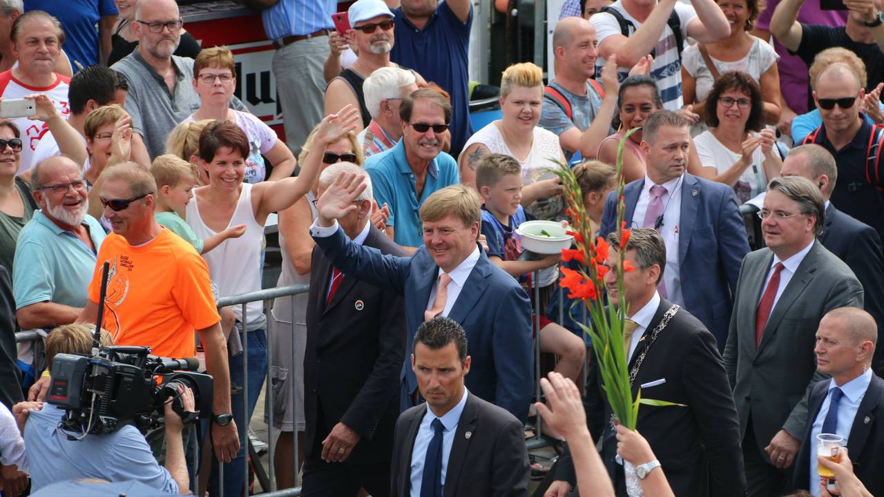 De koning werd enthousiast onthaald. (Foto: Saskia Kusters/SK-Media)
