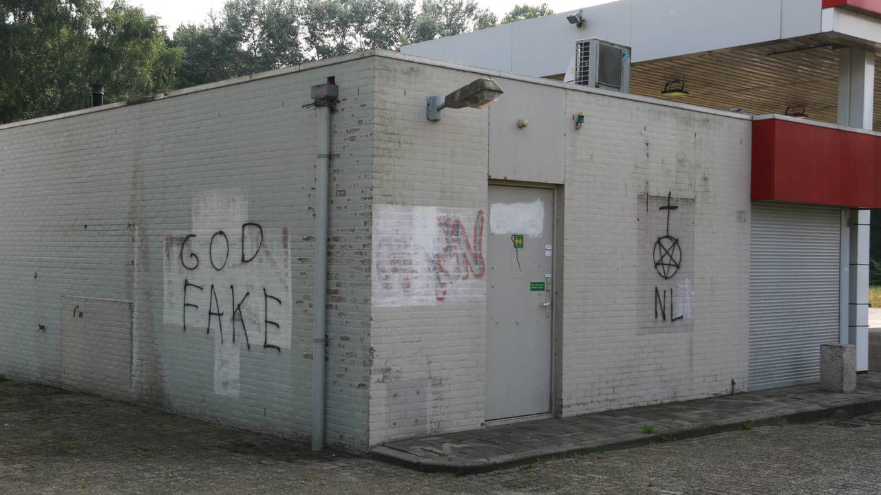 Het bekladde tankstation in Gassel (foto: Sakia Kusters / SK-Media)