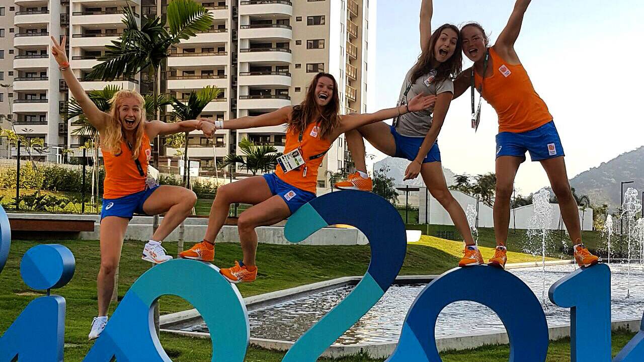 Hockeydames verkennen het Olympisch dorp. Foto: Twitter / Lidewij Welten