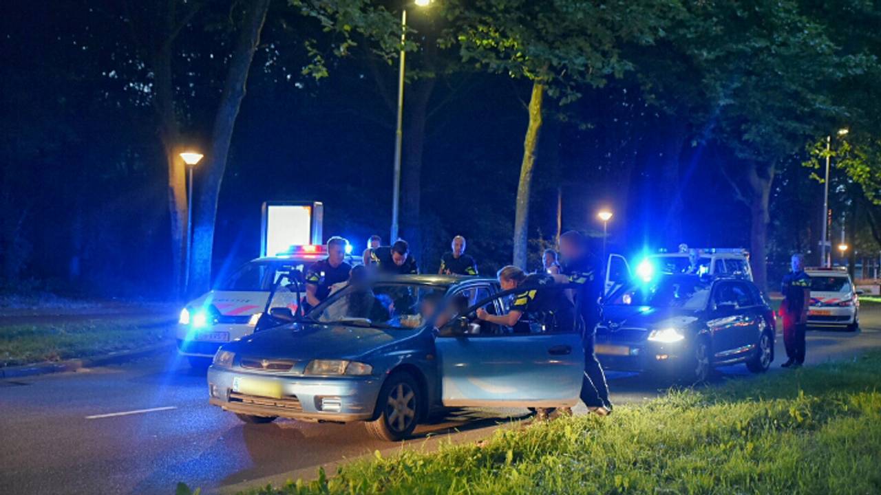 Politie rijdt auto klem in Tilburg (foto: Toby de Kort / De Kort Media)