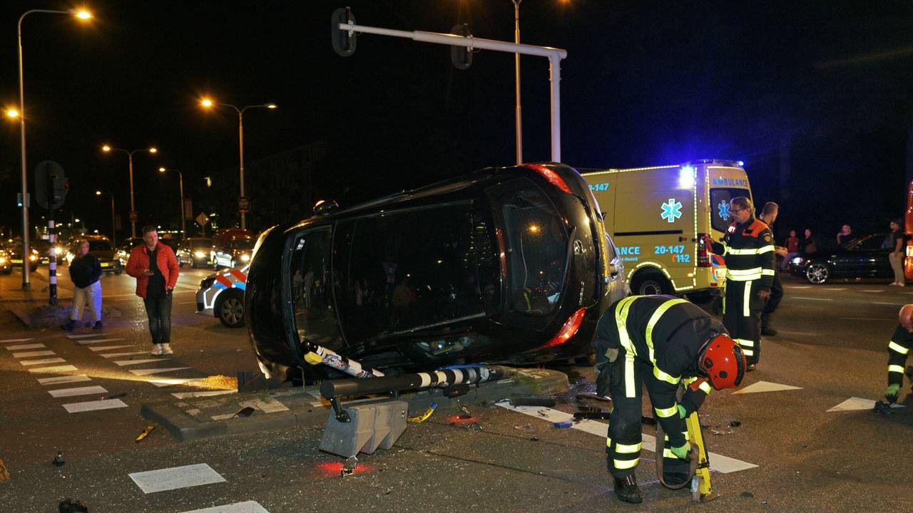 Auto op zijn kant op kruispunt (foto: Jules Vorselaars / JV Media)
