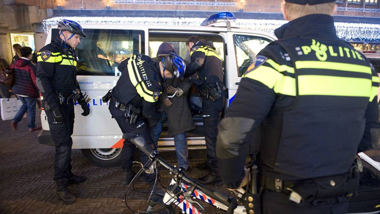 De man wordt afgevoerd door de politie. (Foto: Politie)