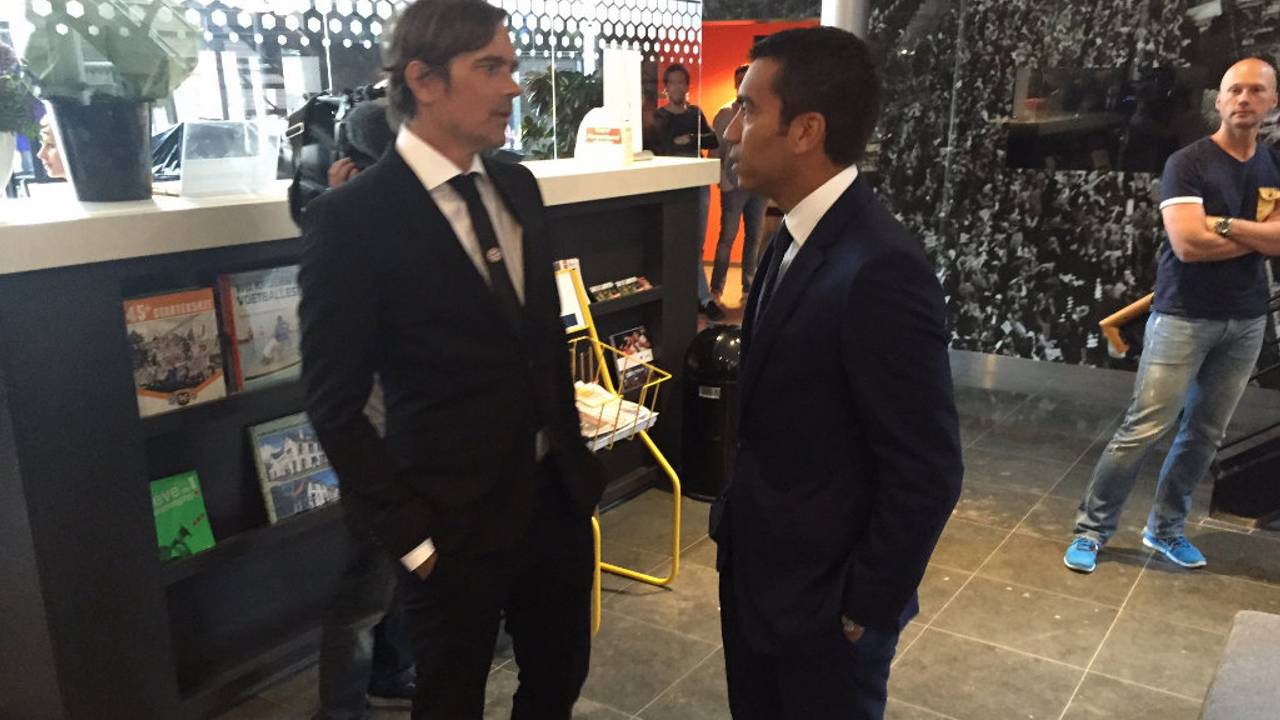 Trainers Phillip cocu van PSV en Giovanni van Bronckhorst praten even bij