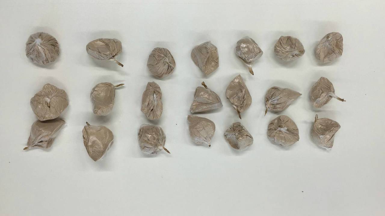 Bij het duo werden 21 bolletjes met de harddrugs gevonden. Foto: Twitter/ @JA_Ettenleur