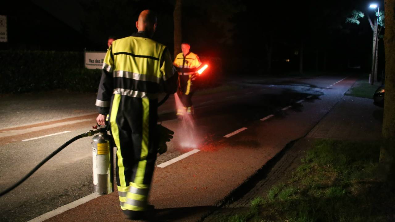 Brandweerlieden aan het schrobben in Veghel (foto: AS Media)