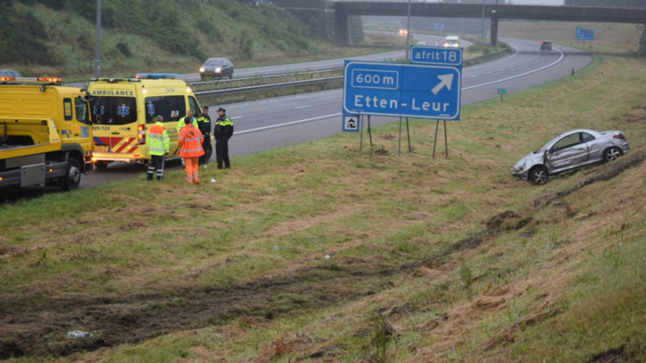Auto uit de bocht gevlogen (foto: Alexander Vingerhoeds / Obscura Foto)