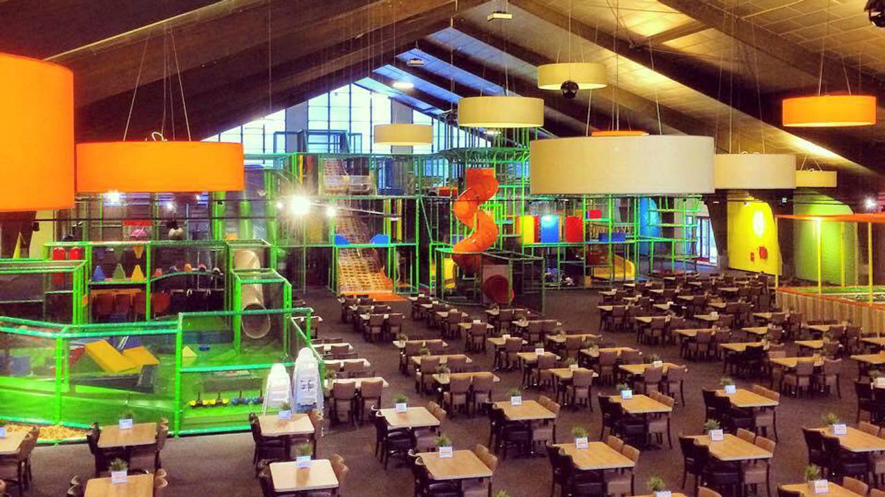 De indoor speeltuin Monkey Town in Veghel. (Foto: Facebook)