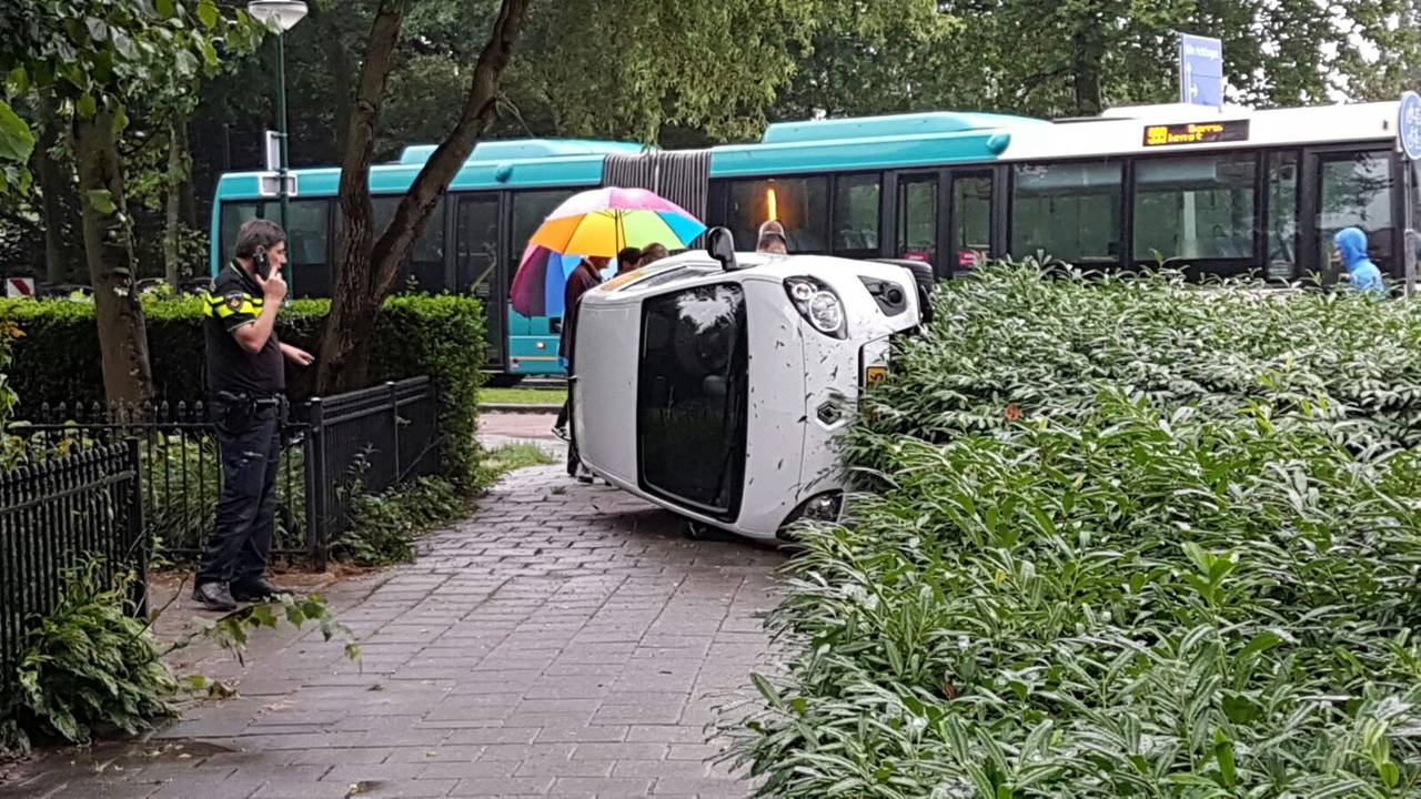 De auto op zijn kant op het voetpad (Foto: FPMB Nick van Kuijk)