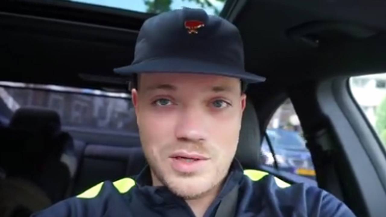 Brabantse rapper Gers Pardoel beledigt parkeerwacht.