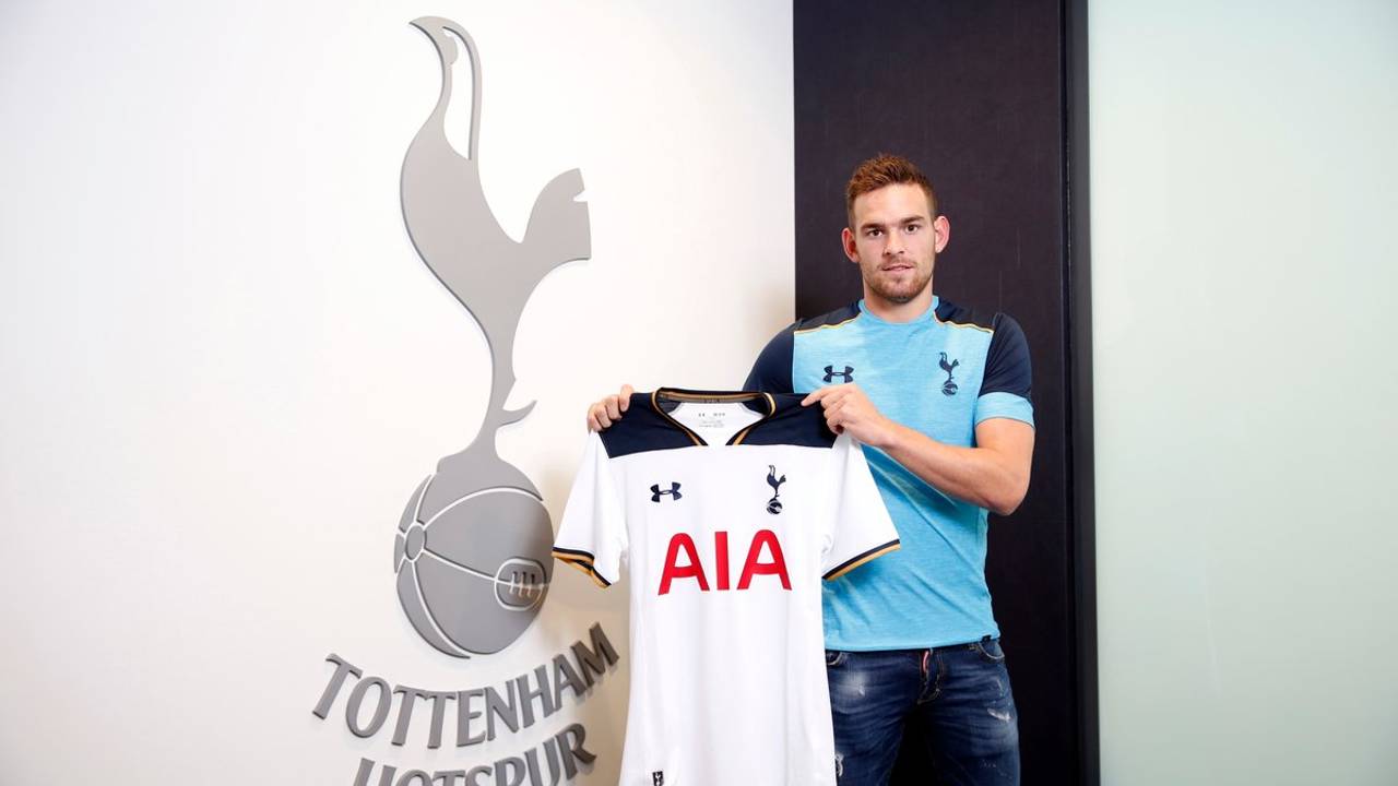 Vincent Janssen bij zijn presentatie bij Tottenham (Foto: Twitter @Spursofficial)