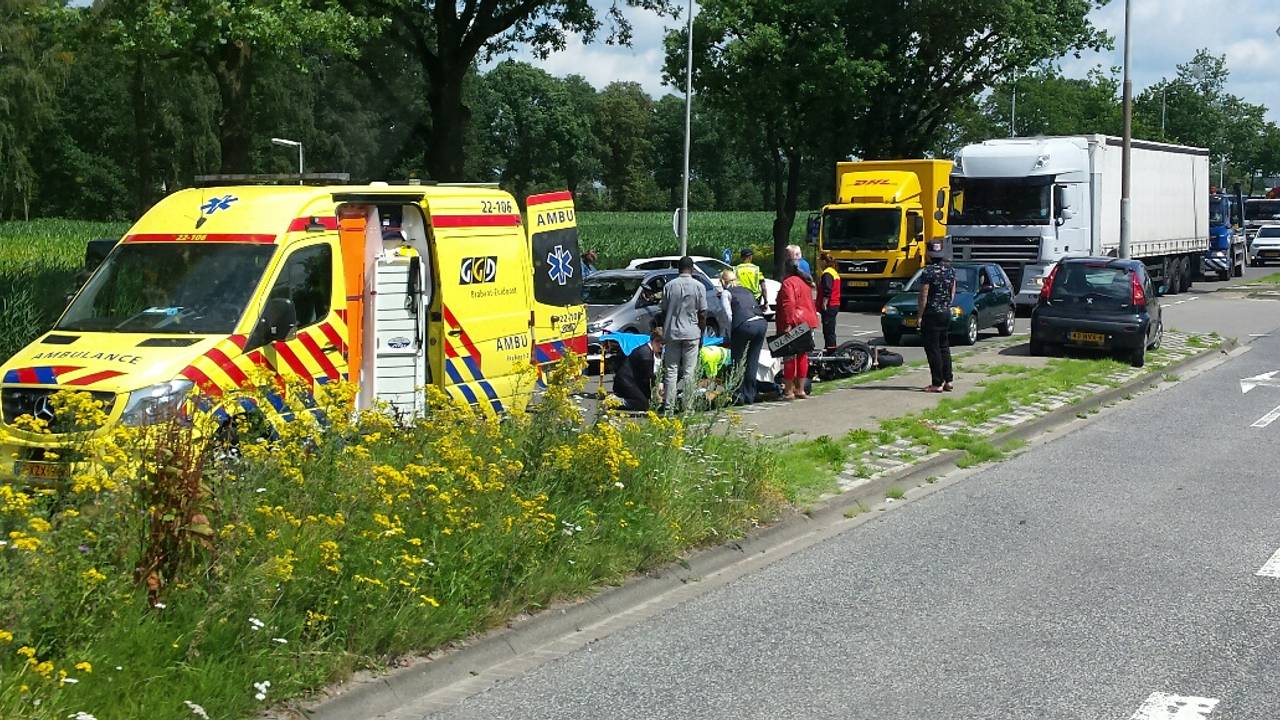 Hulpdiensten waren er snel bij om de motorrijder te helpen (FOTO:stefan bron/Hendriks Multimedia )