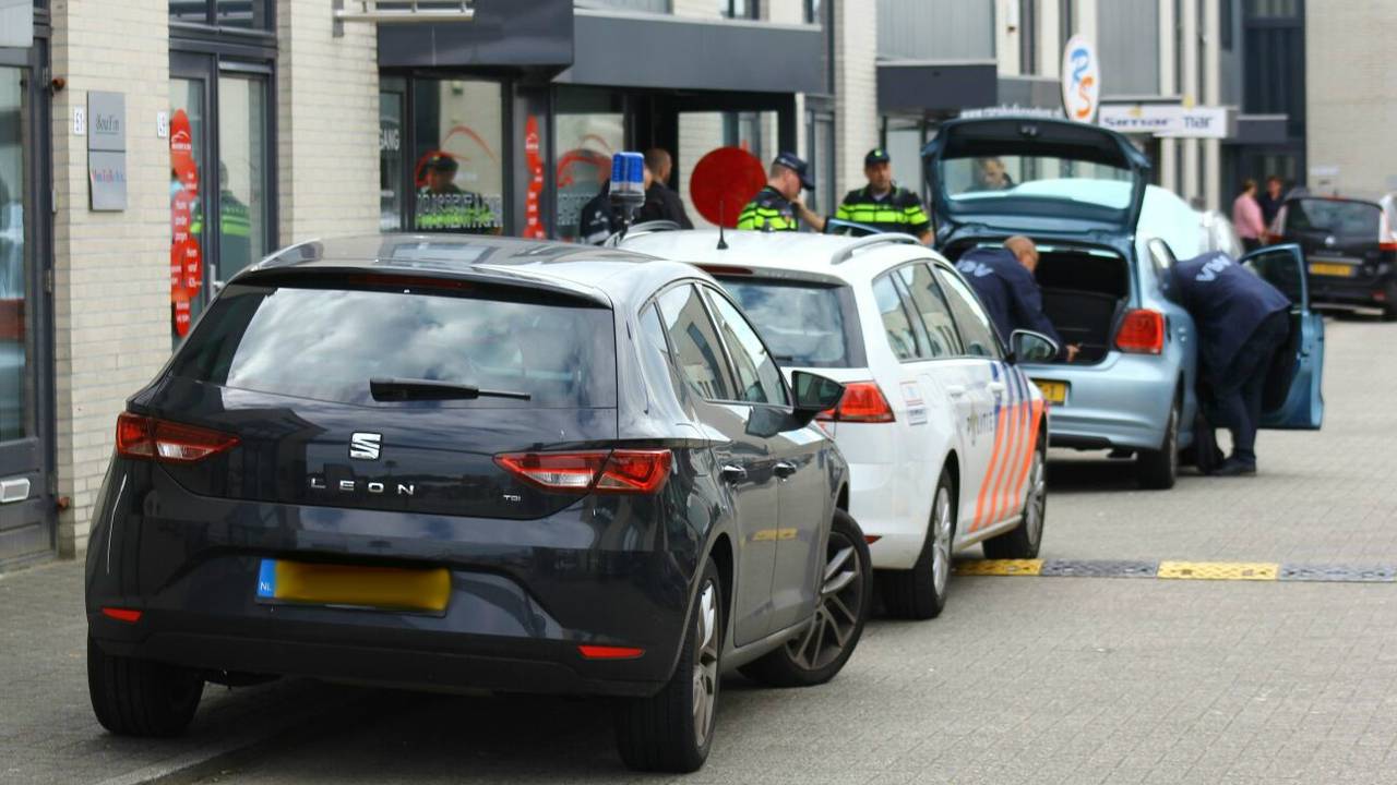 Een inval in een Tilburgs autoverhuurbedrijf. Foto: Koen Wouters/Stuve Fotografie