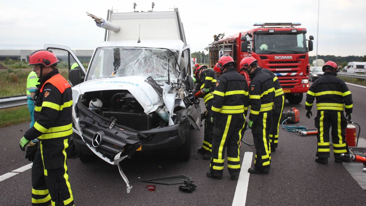 Chauffeur krijgt niesbui en klapt op A58 met bestelbus tegen vrachtwagen (Foto: Jeroen Stuve)