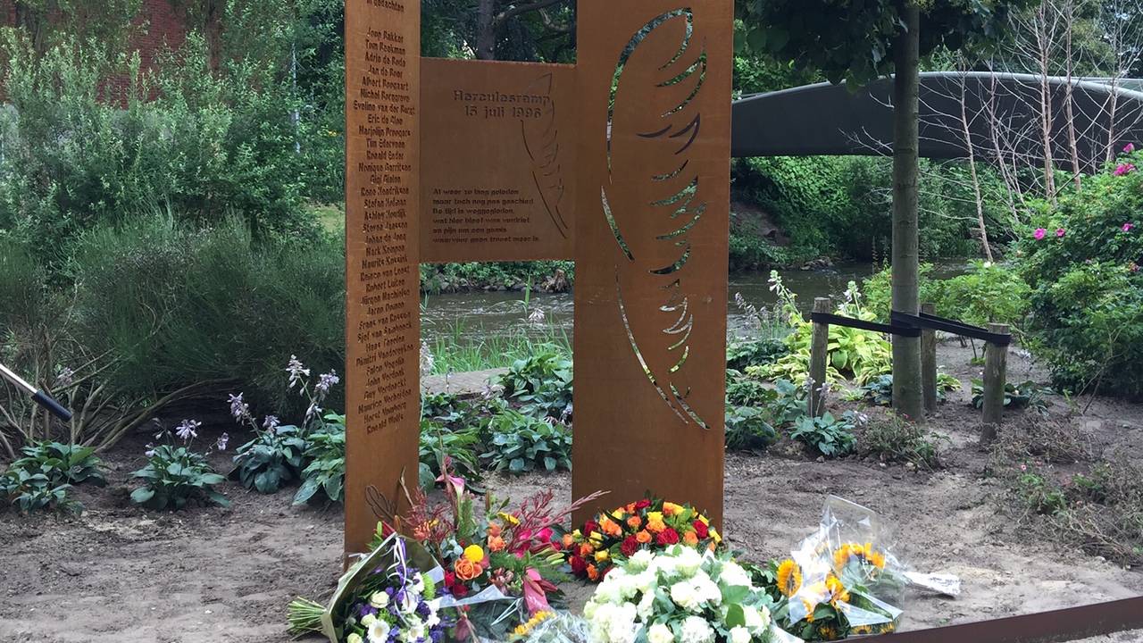 Het onthulde Herculesmonument in Eindhoven