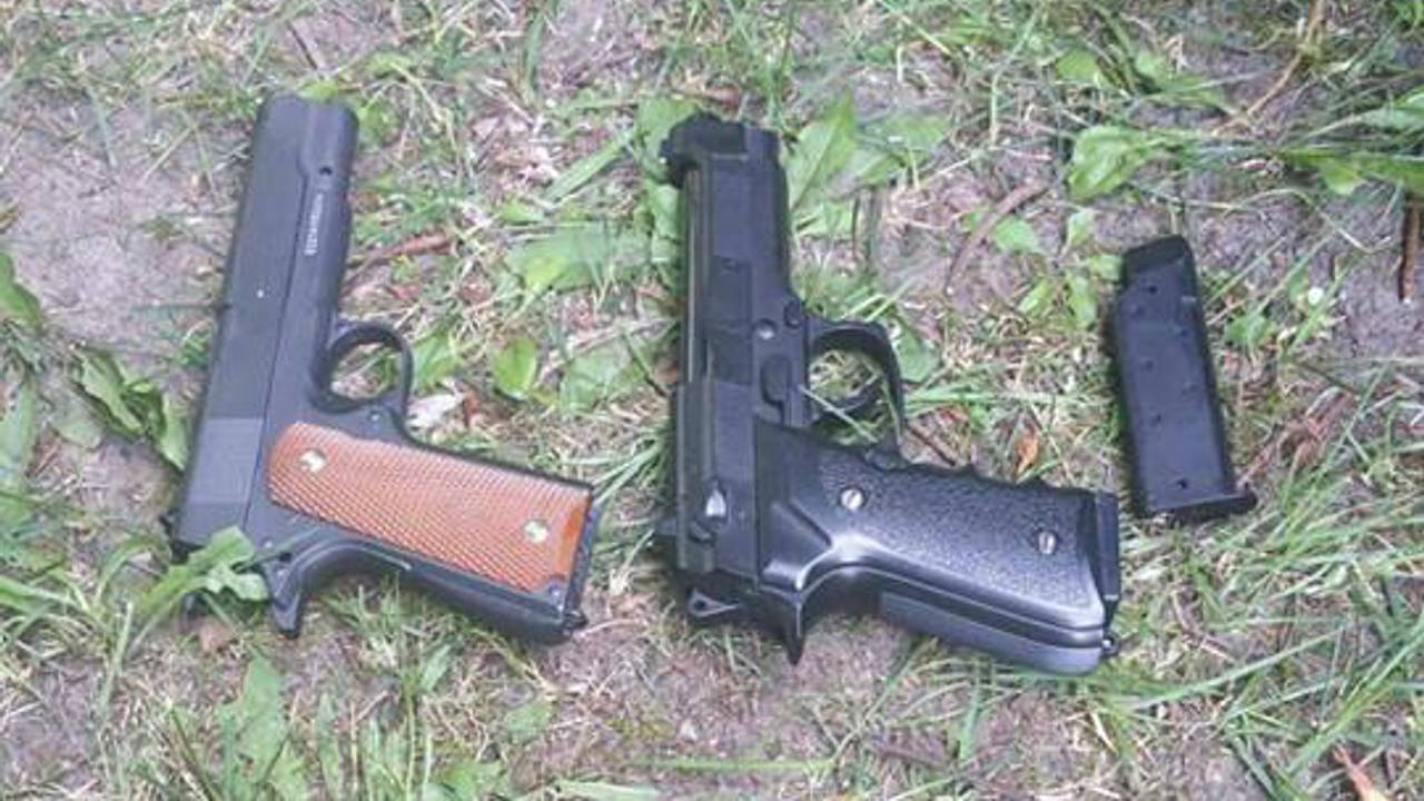 Deze wapens hadden de jongeren bij zich. (Foto: politie Roosendaal/Facebook)