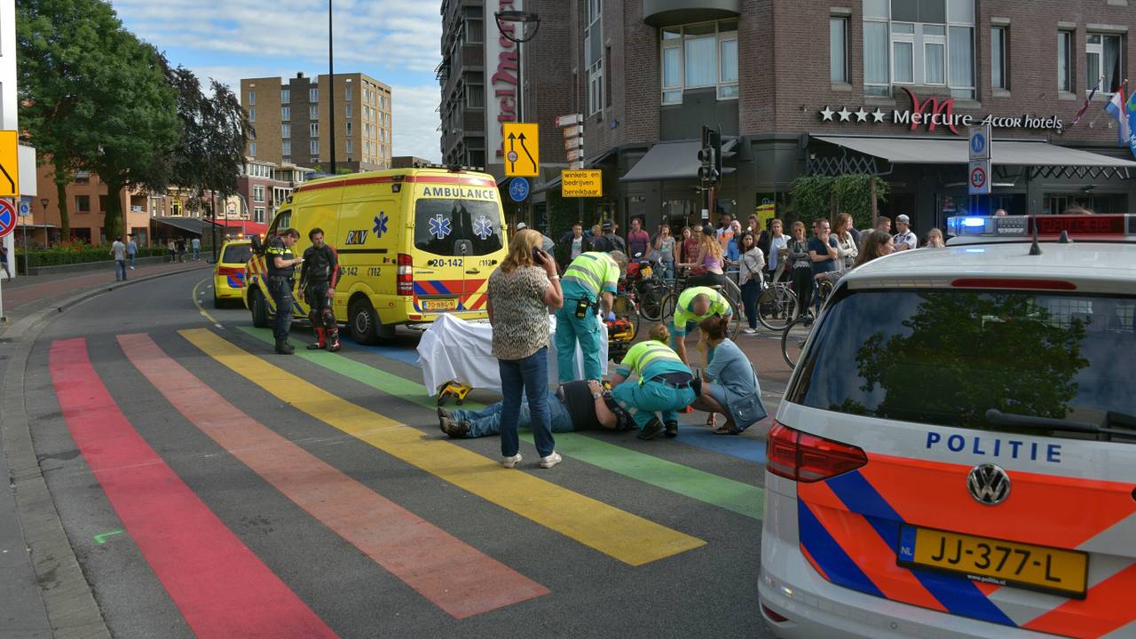 Slachtoffer met ambulance naar ziekenhuis gebracht (foto: Jules Vorselaars / JV Media)