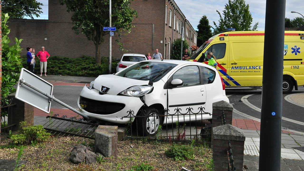 Eeen auto belandde in een voortuin (foto: Marvin Doreleijers / FPMB)
