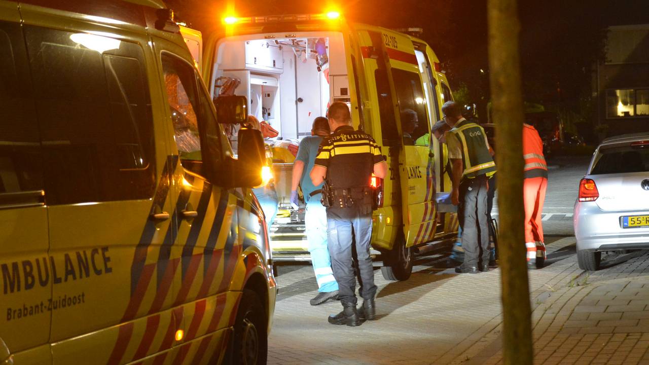 Vrouw met ambulance naar ziekenhuis gebracht (foto: Dave Hendriks / SQ Vision)