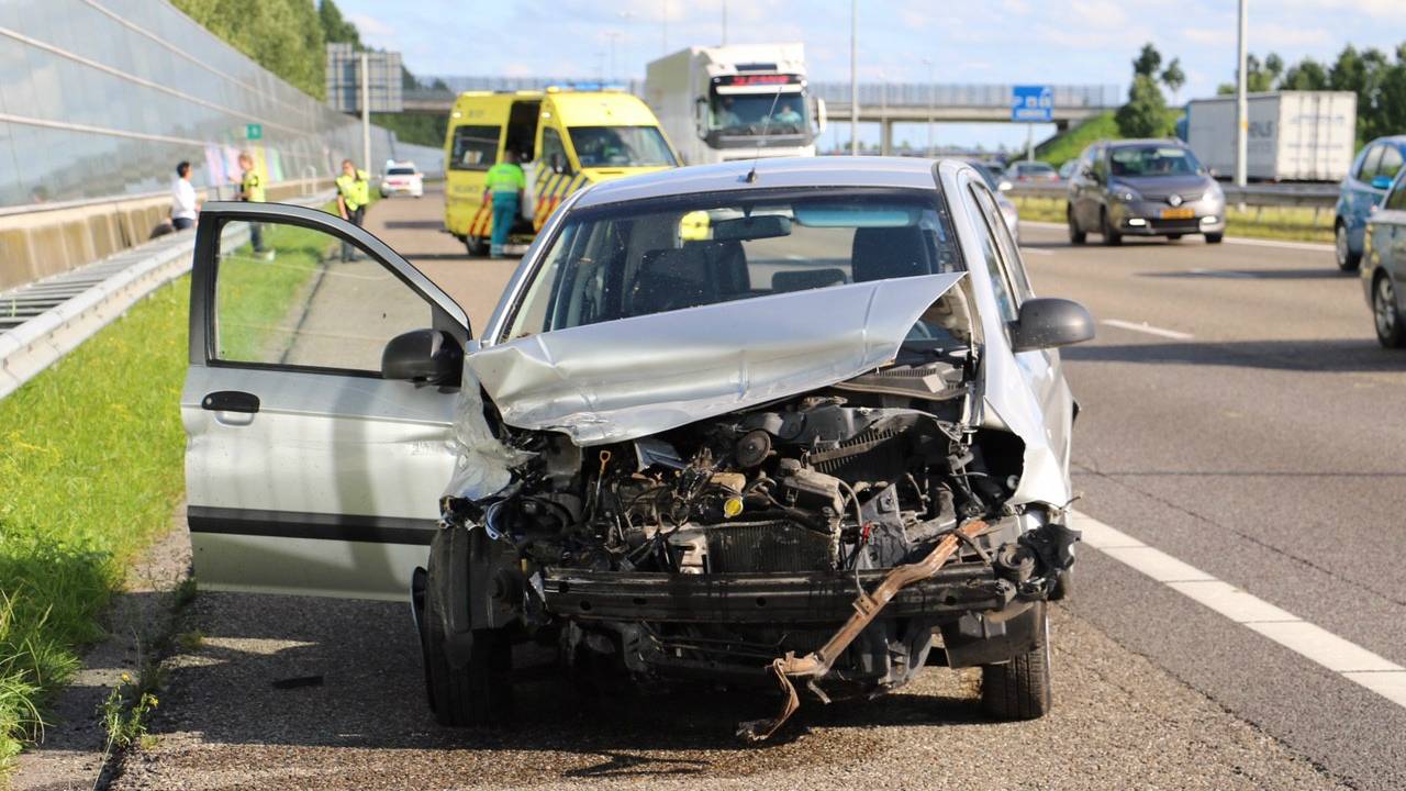 Flinke blikschade na ongeval op A16 bij Breda (foto: Mathijs Bertens / Stuve fotografie)