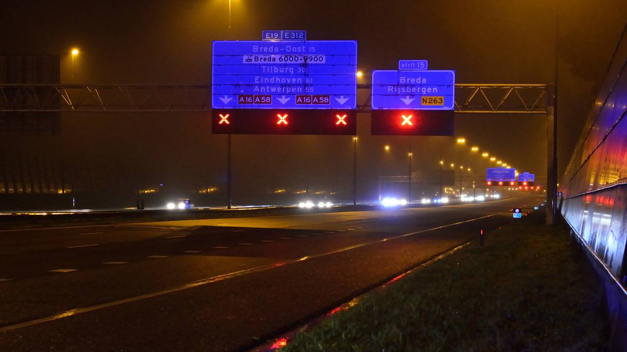 Dertien automobilisten negeren rood kruis na ongeluk op A16 (foto: Rob de Haas)