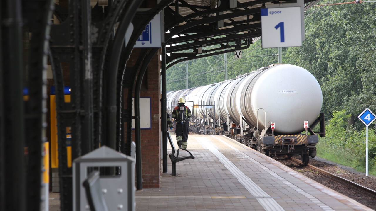 Brandweerlieden doen onderzoek bij station Geldrop (foto: Rob Engelaar / Infocus Media)