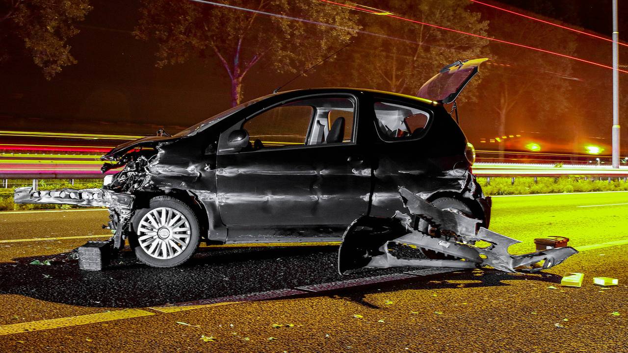 De auto raakte zwaar beschadigd. (Foto: Mathijs Bertens/Stuve Fotografie)
