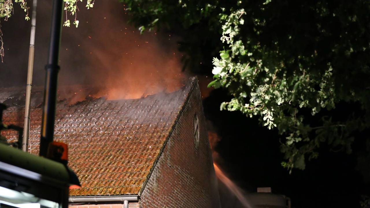 De vlammen sloegen uit het dak. (Rico Vogels/SQ Vision)