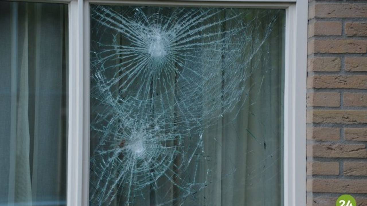 Het kapotte raam aan de Ambachten. (Foto: Heeze24.nl)