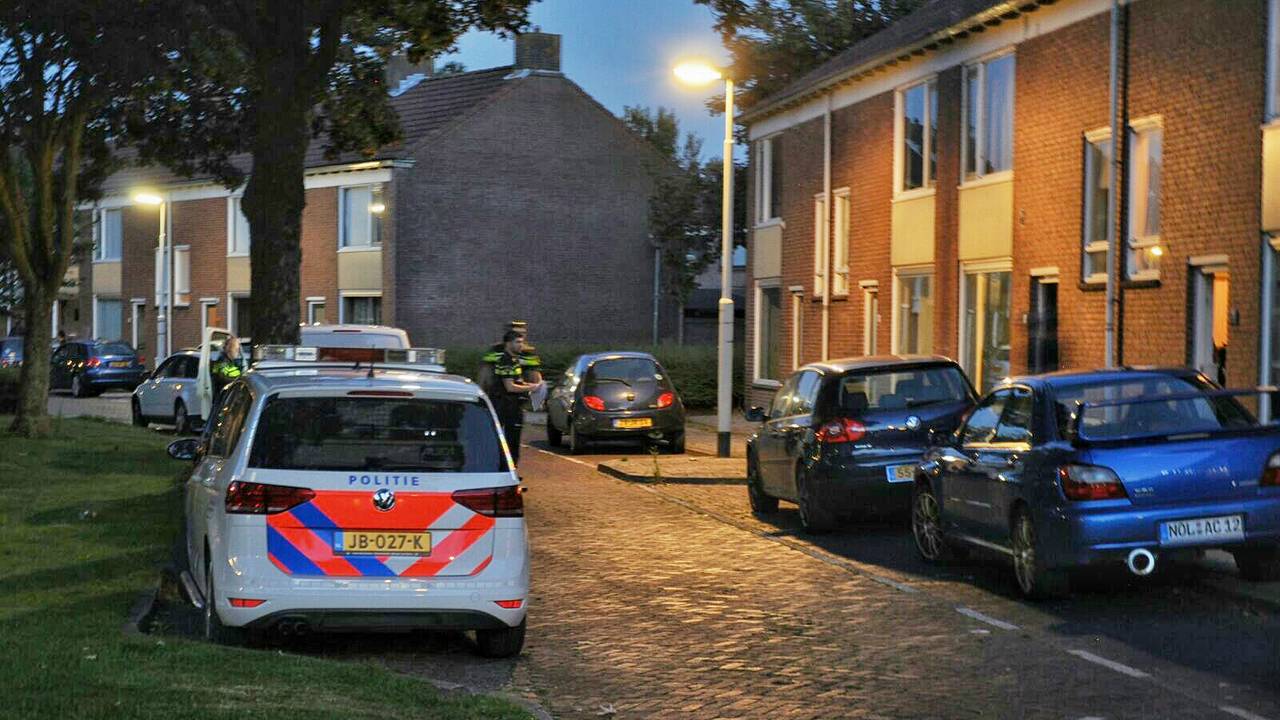 Politie doet onderzoek in Bergen op Zoom (foto: Anthony DeCock / De Kort Media)