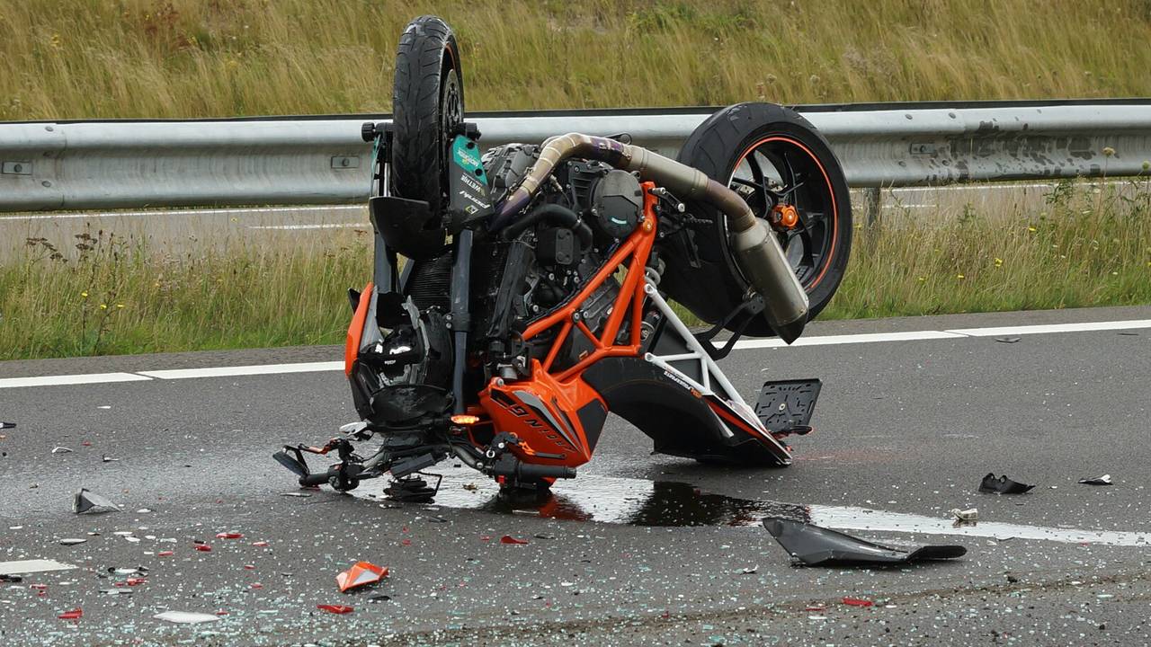 De motorrijder is gewond naar het ziekenhuis gebracht. Foto: Martijn van Bijnen / FPMB