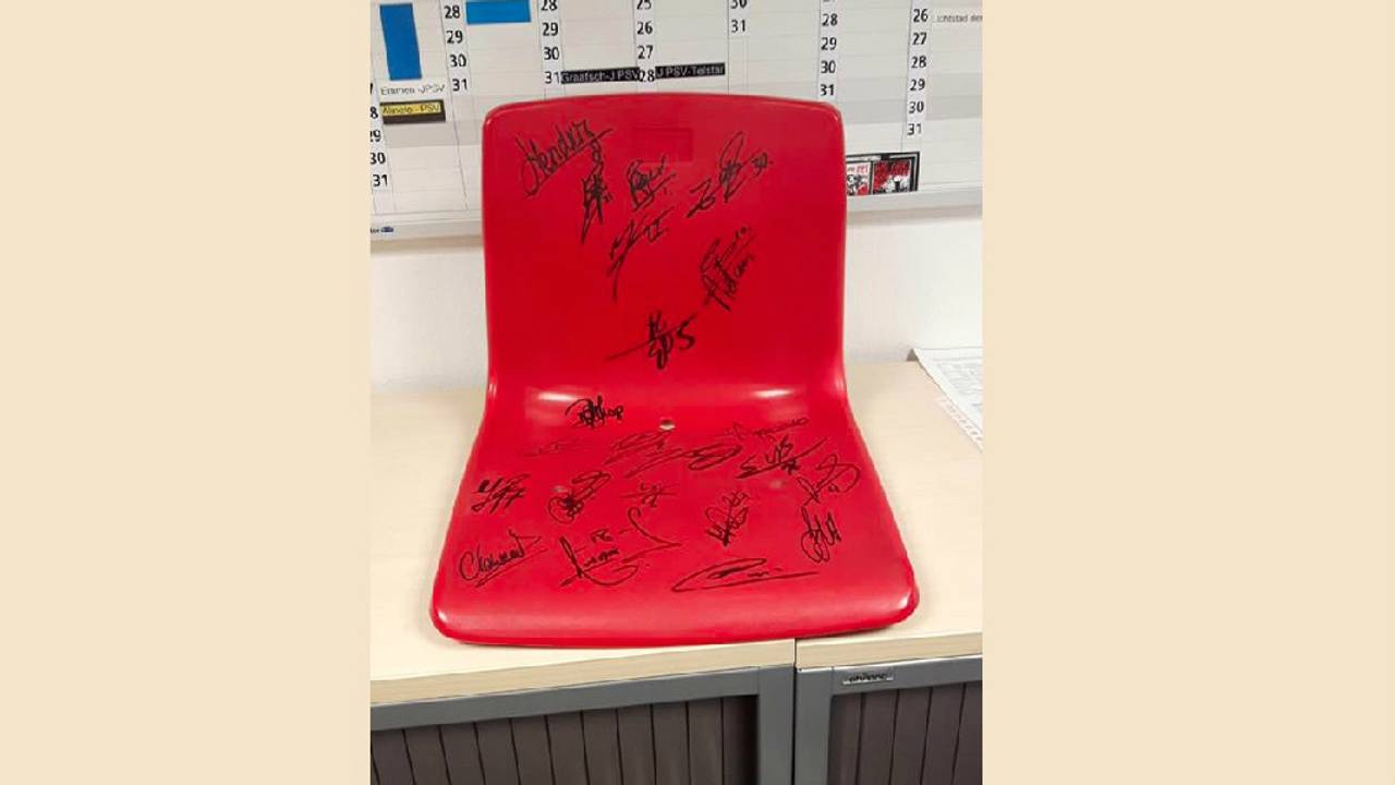 Dit laatste stoeltje was goed voor 2000 euro. (Foto: Lighttown Madness/Facebook)