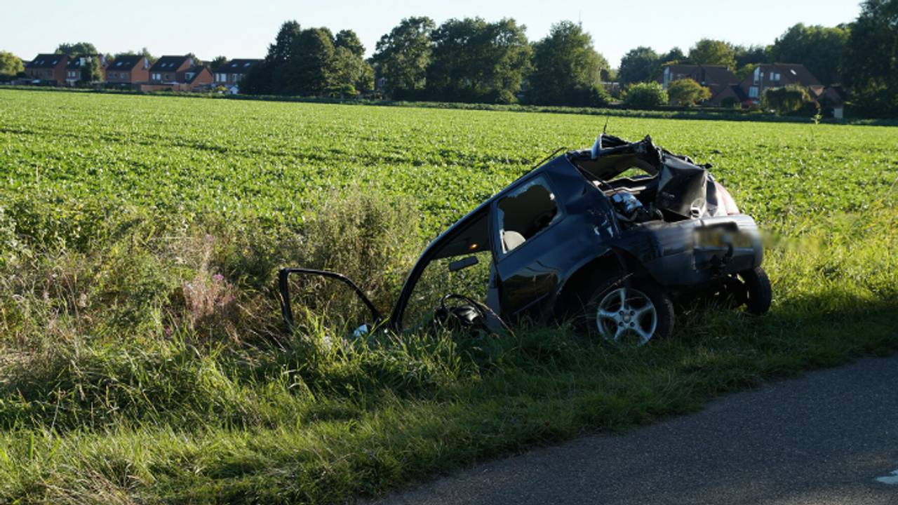 Auto in de sloot (foto: Anja van Beek / FPMB)