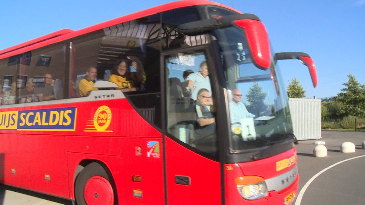 NAC-fans moeten vaak verplicht met de bus naar uitwedstrijden.