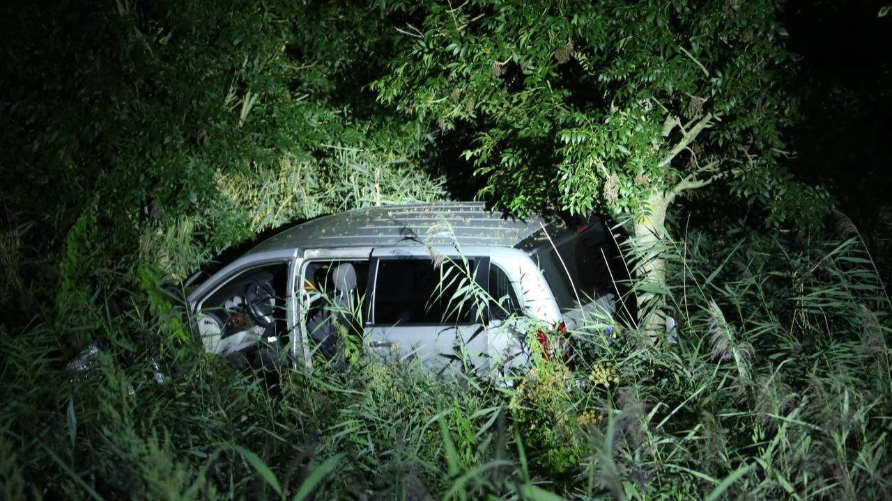 Auto reed van talud in Heeswijk-Dinther (foto: AS Media)