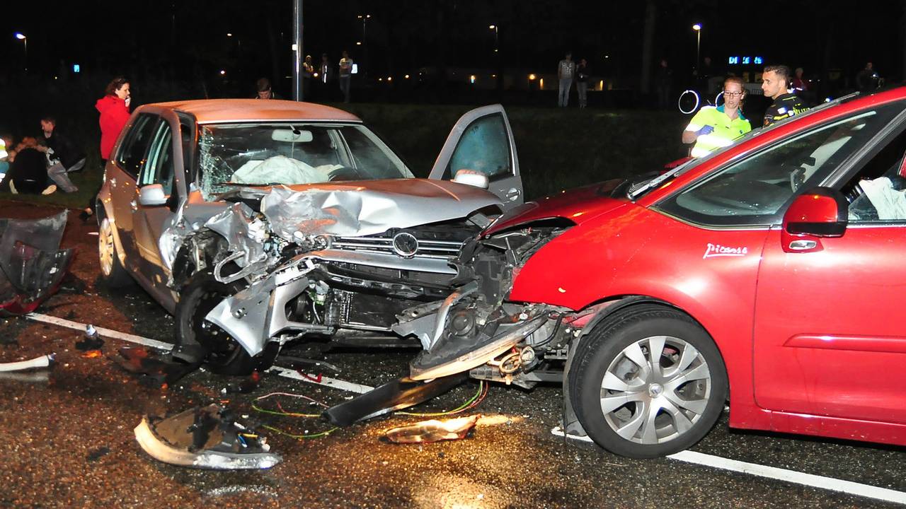 Twee auto's botsen frontaal op elkaar in Waalwijk. Foto:Marvin Doreleijers/ FPMB