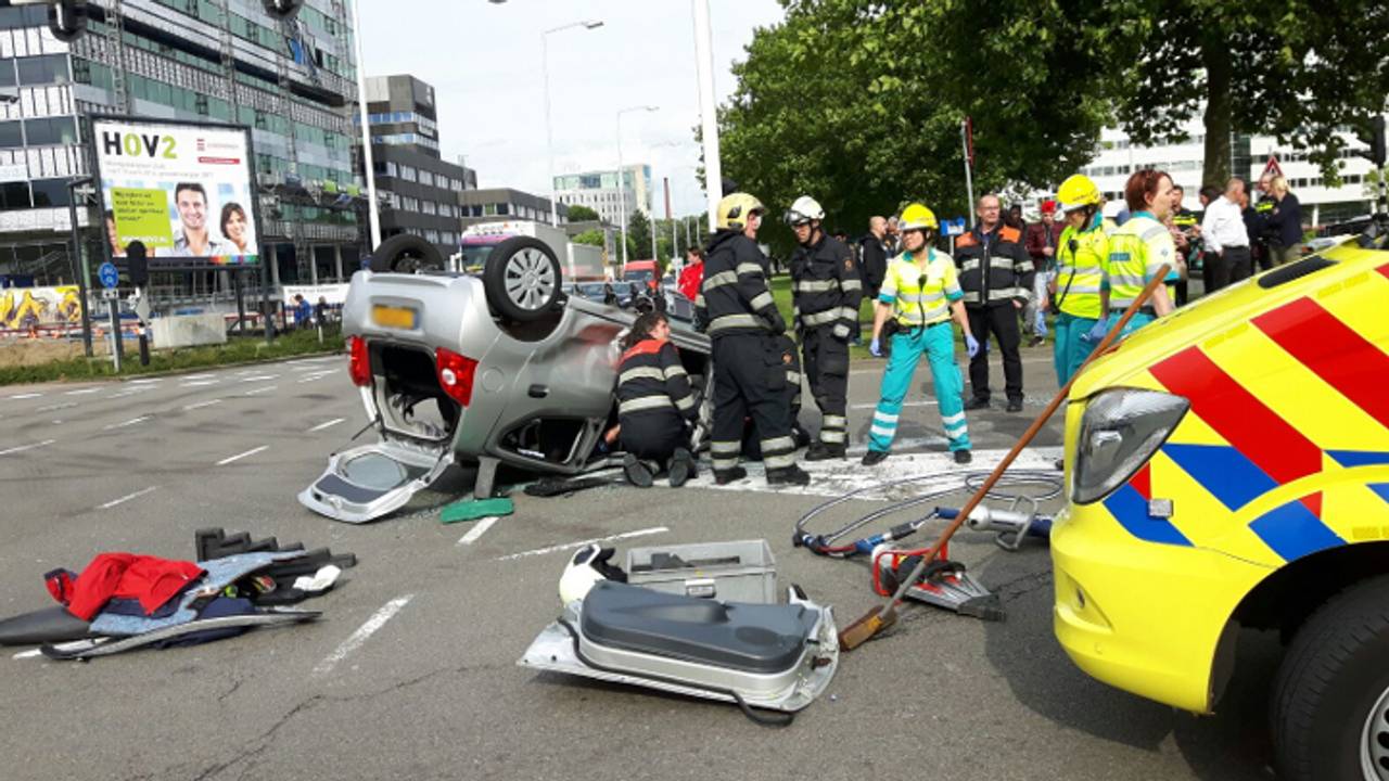 Auto op de kop (foto: Arno van der Lind)