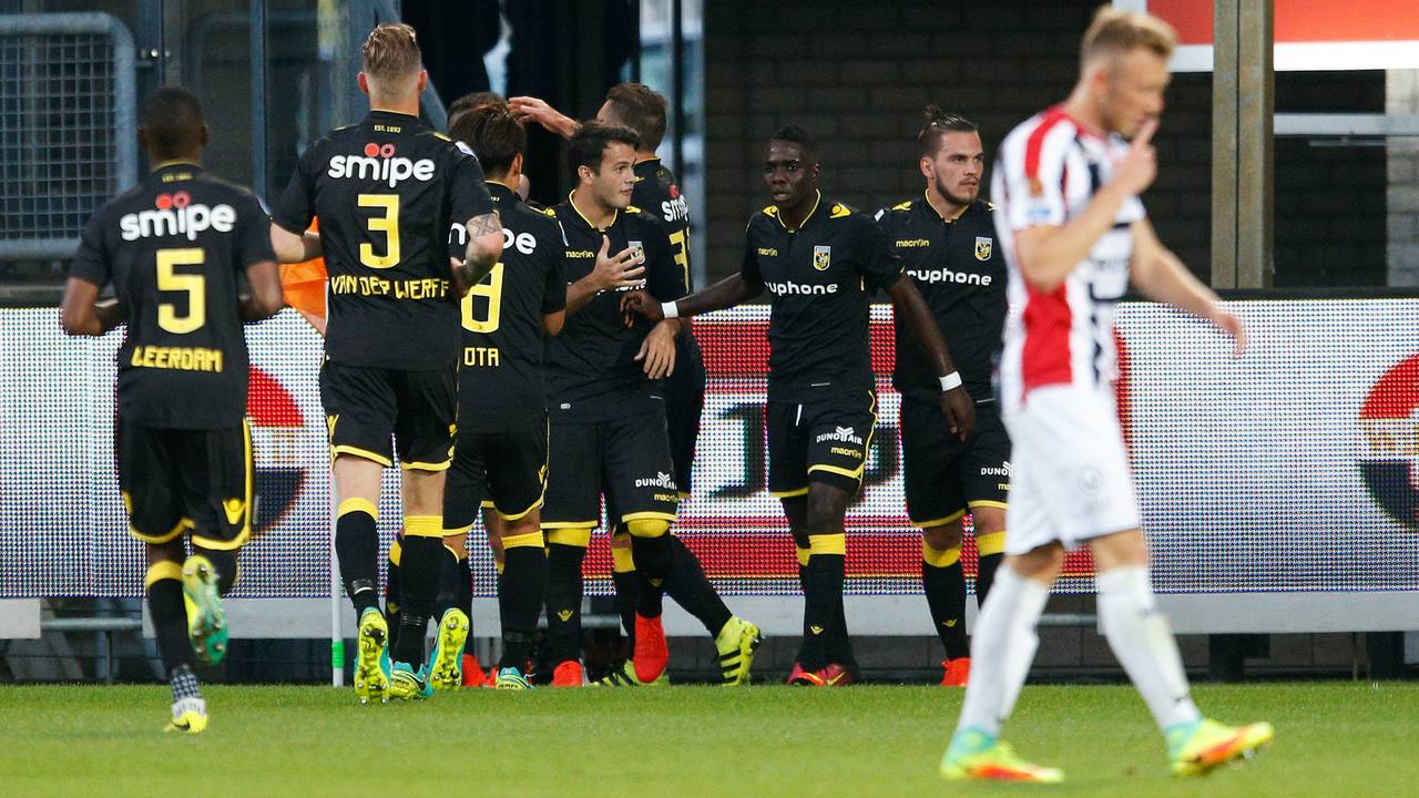 Willem II krijgt in de eerste helft tegen Vitesse vier doelpunten om de oren