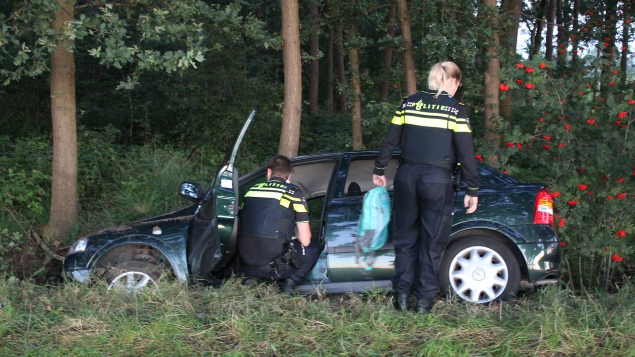 Hoe de auto in de sloot kon belanden, is nog onduidelijk. (Foto: AS Media)