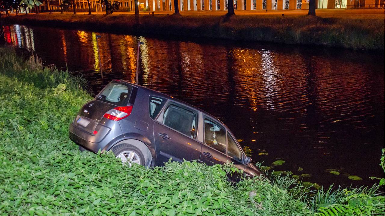 De auto kwam in het water terecht (Foto: Luuk Koenen/SQ Vision)