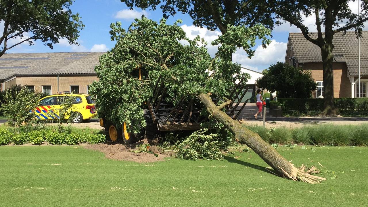 De shovel raakte flink beschadigd. (foto: Bart Meesters/Meesters Multi Media)